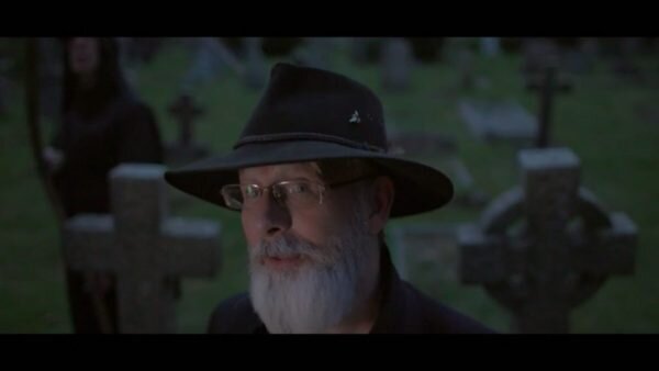 The actor Paul Kaye as Terry Pratchett in a graveyard